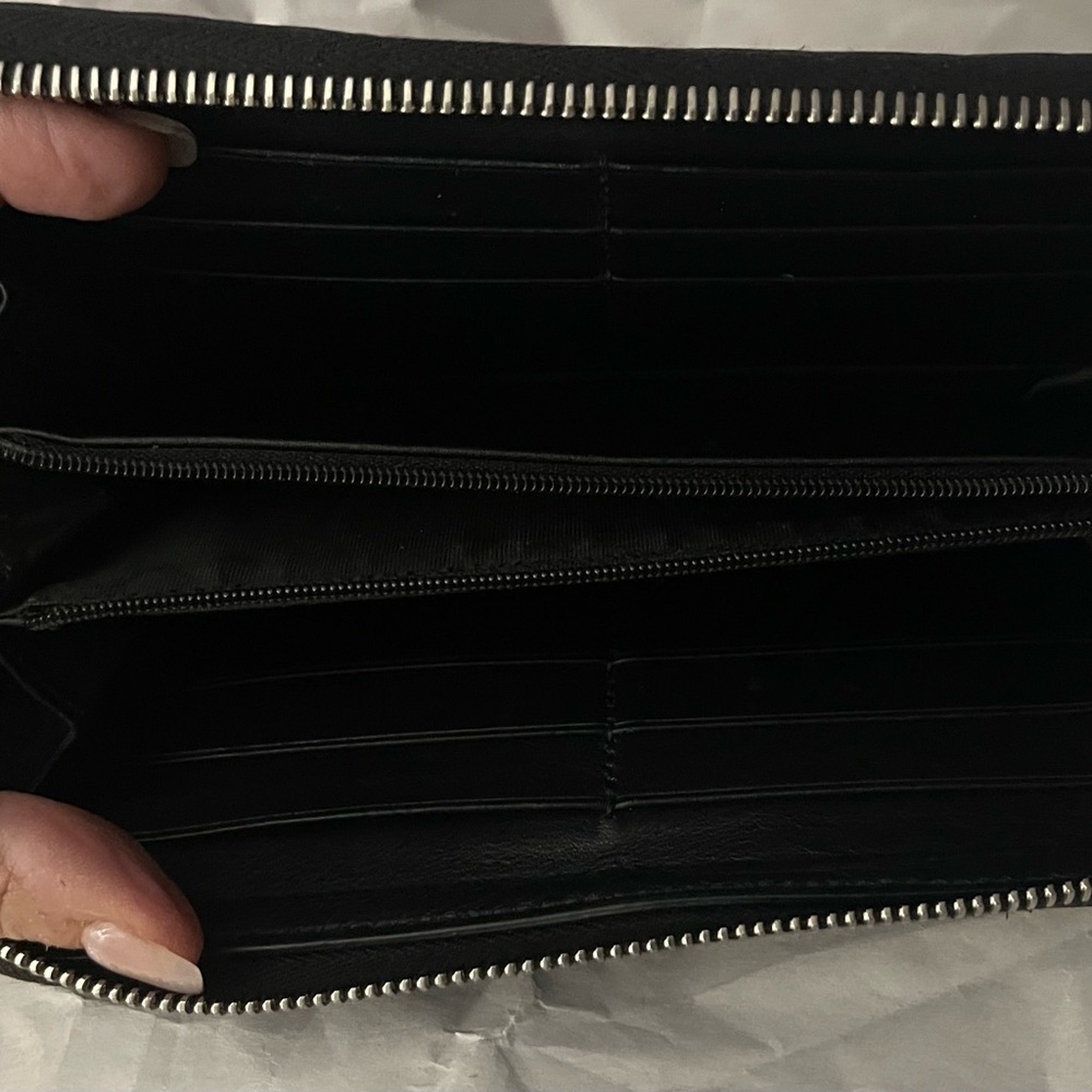 EUC Gucci women’s zip around Black Embossed Leather Wallet - Picture 11 of 16